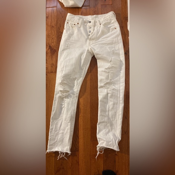 Levi’s 501 jean, in white. size small with rips - Picture 3 of 3